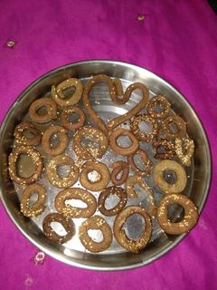 बाजरे के आटे के मीठे चले (Bajre ke aate ke mithe challe recipe in hindi) रेसिपी मुख्य फोटो
