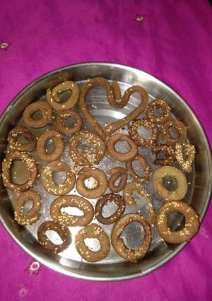 बाजरे के आटे के मीठे चले (Bajre ke aate ke mithe challe recipe in hindi) रेसिपी मुख्य फोटो