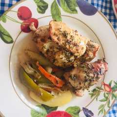 Una foto de Pechugas de Pollo con verduras al horno