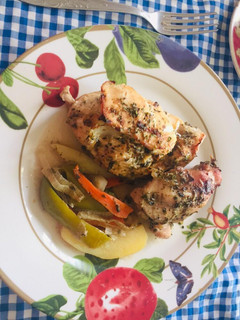 Una foto de Pechugas de Pollo con verduras al horno