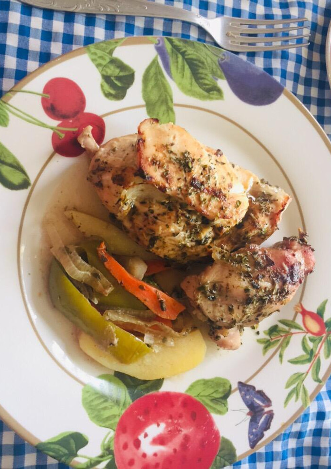 Una foto de Pechugas de Pollo con verduras al horno