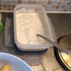 A picture of Kebab shop style garlic sauce.