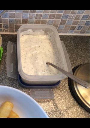A picture of Kebab shop style garlic sauce.