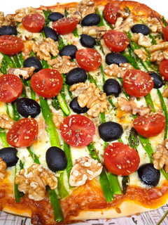Una foto de Pizza con espárragos y nueces