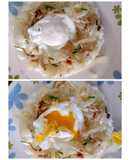 Huevo poché con arroz y cebollas salteadas