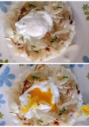 Una foto de Huevo poché con arroz y cebollas salteadas
