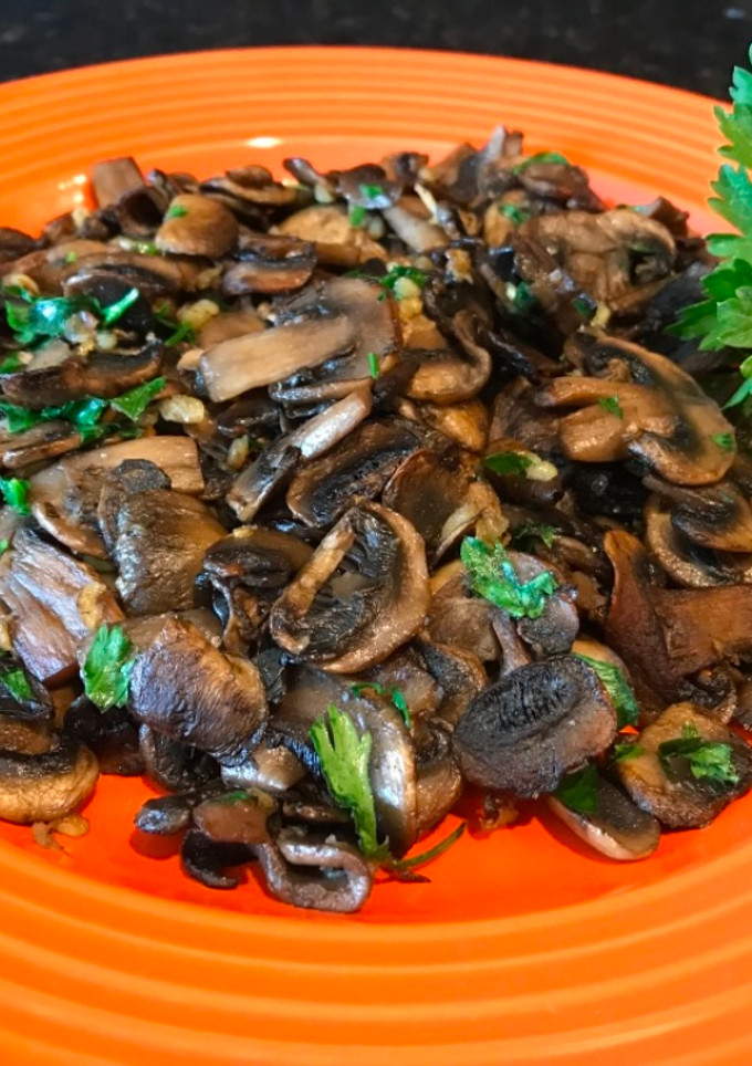 Una foto de Hongos Champiñón a la Provenzal