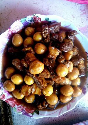 Hình của món Ba chỉ kho trứng cút nước dừa.