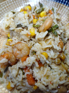 Una foto de Arroz frito con espárragos y gambas