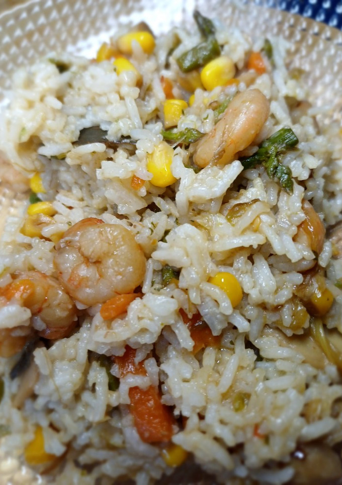 Una foto de Arroz frito con espárragos y gambas