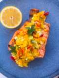 Lachs-Filets gegrillt mit Mango-Minze-Salsa