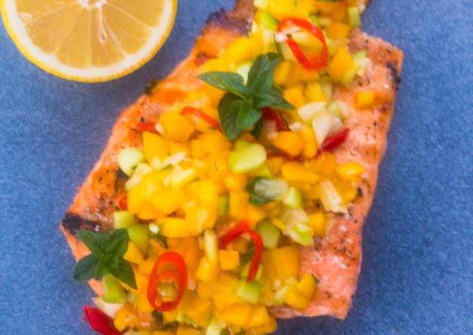 Lachs-Filets gegrillt mit Mango-Minze-Salsa