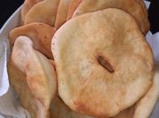 Una foto de tortas fritas con levadura seca