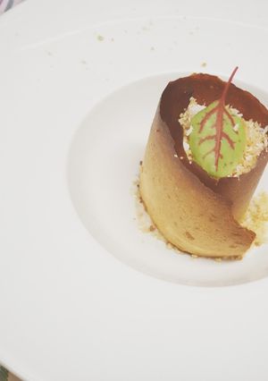 Foto di Mela cristallizzata,mousse alle banane e croccante alle nocciole