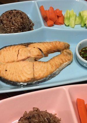รูปของ แซลม่อนย่างเกลือ ข้าวผัดกระเทียม airfryer