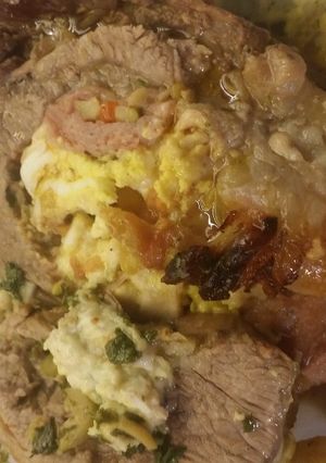 Una foto de Colita de cuadril rellena rociada con coñac y mostaza