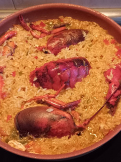 Una foto de Arroz con Bogavante en olla de barro para inducción