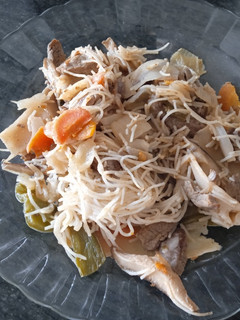 Una foto de Fideos chinos con ternera, setas y bambú