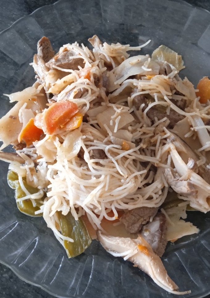 Una foto de Fideos chinos con ternera, setas y bambú