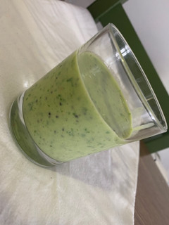 Una foto de Batido de kale, plátano y kiwi 🥝🥬🍌
