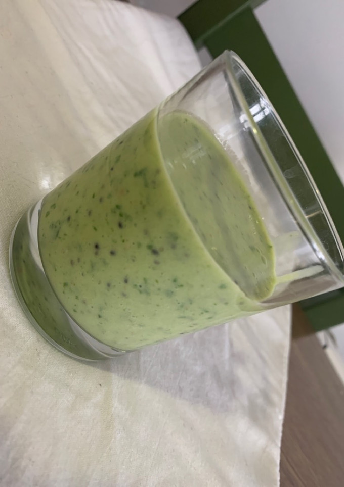 Una foto de Batido de kale, plátano y kiwi 🥝🥬🍌
