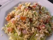 Una foto de couscous ensalada