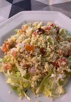 Una foto de Ensalada de Cuscús con Aguacate, Pavo y Tomate
