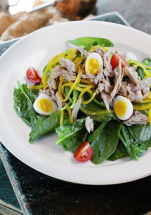 Фото Легкий новогодний салат с тунцом и шпинатом 🥗 «пп».