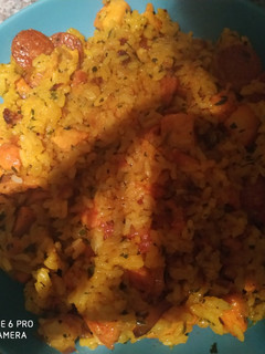 Una foto de Arroz con pollo, chorizo y bacon
