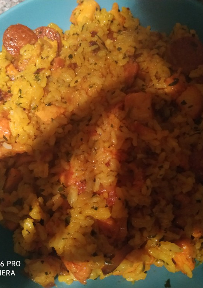 Una foto de Arroz con pollo, chorizo y bacon