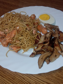 Una foto de Noodles con salmón y setas Shiitake