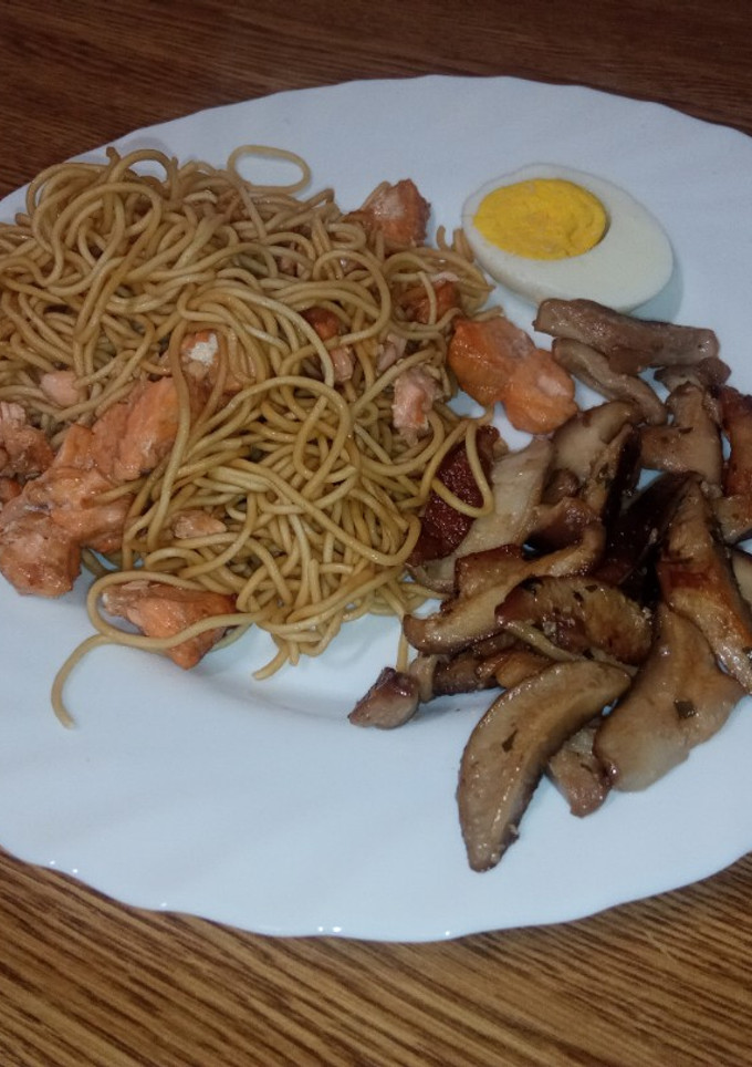 Una foto de Noodles con salmón y setas Shiitake