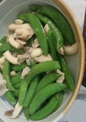 豌豆炒日本舞菇 的食譜成品照片