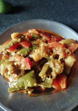 A picture of Aloo baingan.