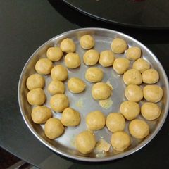 A picture of Besan ke laddu.