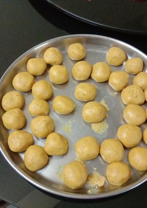 A picture of Besan ke laddu.