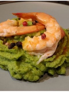 Foto di Gamberi con paprika dolce e curry su purè di broccoli