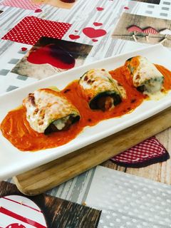 Una foto de Canelones de calabacín con salsa de pimientos del piquillo y queso de oveja fresco
