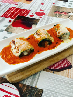 Una foto de Canelones de calabacín con salsa de pimientos del piquillo y queso de oveja fresco
