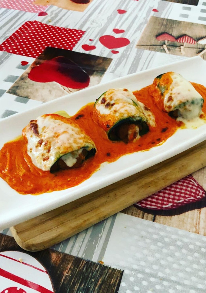 Una foto de Canelones de calabacín con salsa de pimientos del piquillo y queso de oveja fresco