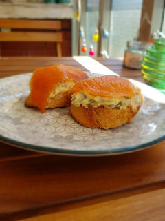 Una foto de Pintxo de salmón con mayonesa de encurtidos