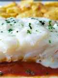Ventresca de bacalao en papillote con salsa de tomate y allioli de bacalao