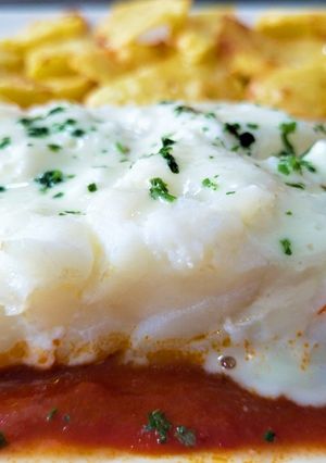 Una foto de Ventresca de bacalao en papillote con salsa de tomate y allioli de bacalao