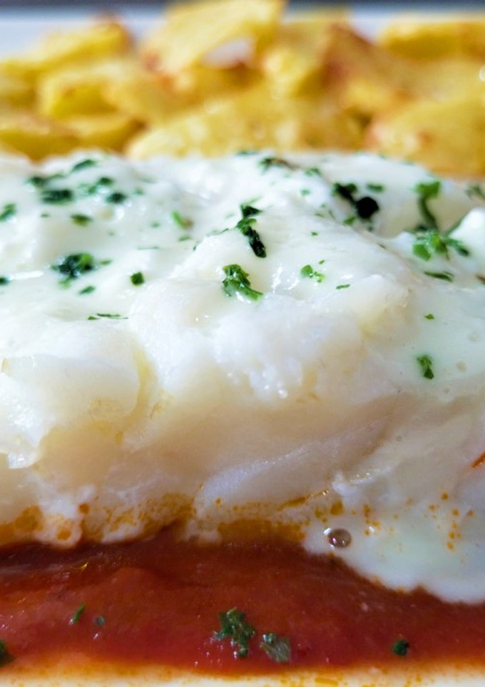 Una foto de Ventresca de bacalao en papillote con salsa de tomate y allioli de bacalao