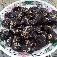 A picture of Chocolate dry fruit.
