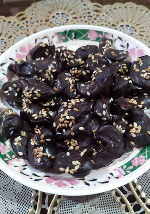 A picture of Chocolate dry fruit.