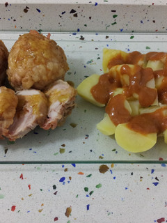 Una foto de Muslos rellenos de jamón y queso con patatas en salsa brava