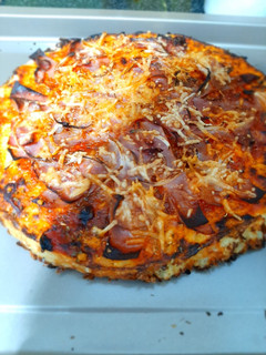 Una foto de Pizza con base coliflor