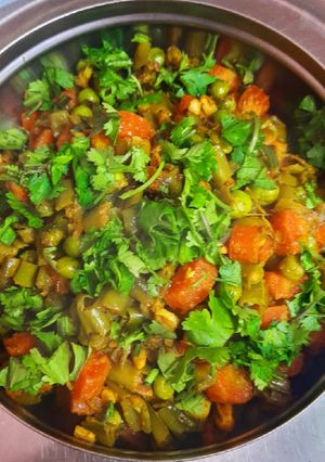 गाजर मटर बीन्स की सब्जी (gajar matar beans ki sabzi recipe in Hindi) रेसिपी मुख्य फोटो