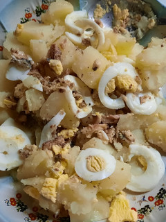 Una foto de Ensalada de papas, sardina y huevo duro